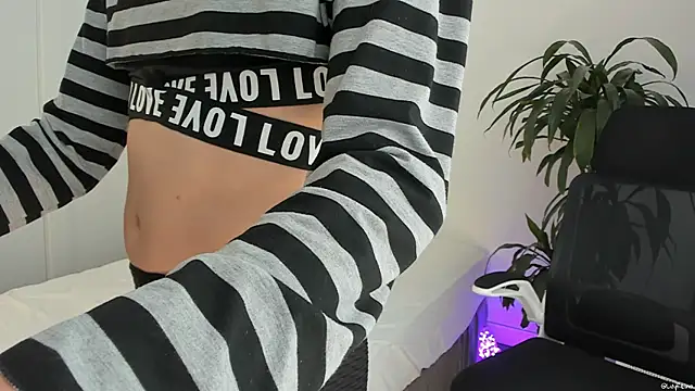 LilyReina online show from March 31, 6:19 pm