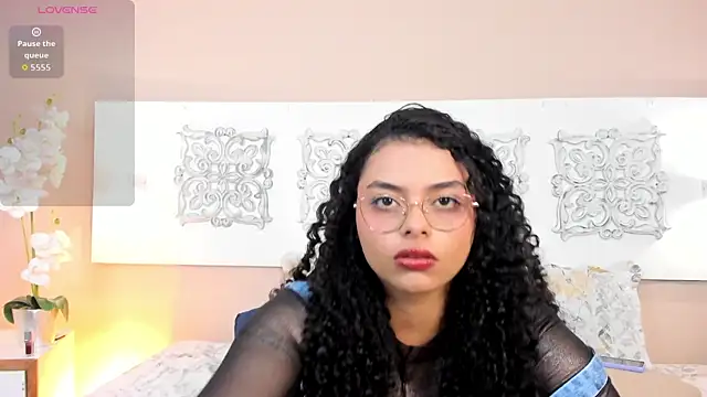 scarlett  2 online show from April 8, 8:55 pm