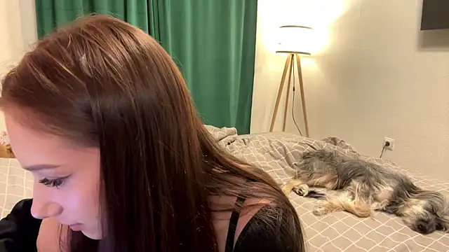 MiaNewstrom online show from April 4, 8:40 pm