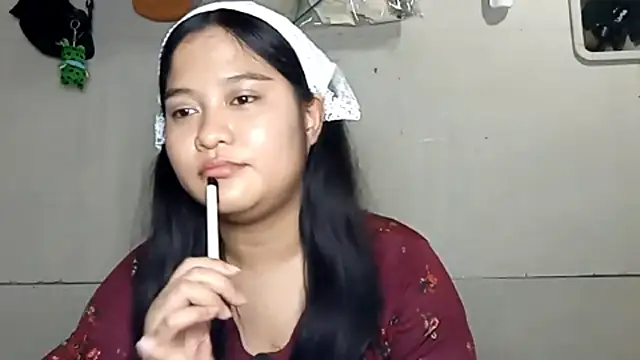 BrandeePhatdouang online show from April 9, 6:05 am