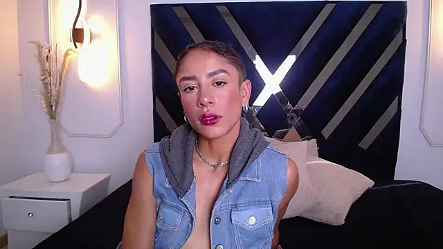 Skylee and Violet online show from April 9, 8:03 pm