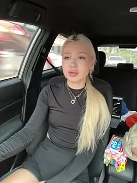 Kiss Auroraa online show from April 8, 4:03 am