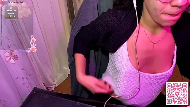 petitecurlybrunette online show from May 23, 11:25 pm