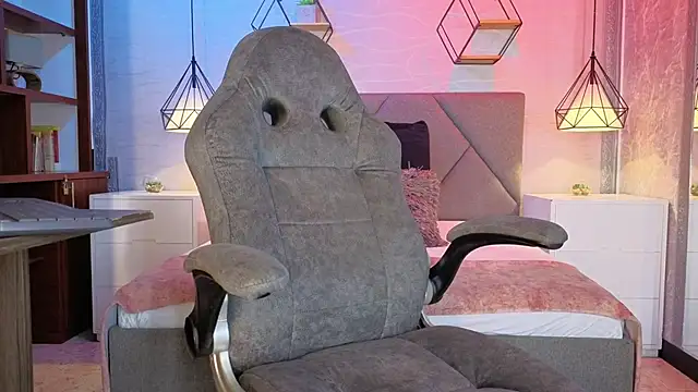 lhiamfitt10 online show from April 7, 3:03 pm