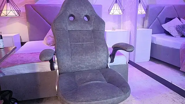 lhiamfitt10 online show from April 3, 4:49 pm