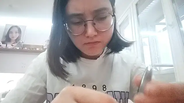 LezlieEllegood online show from April 3, 2:37 pm