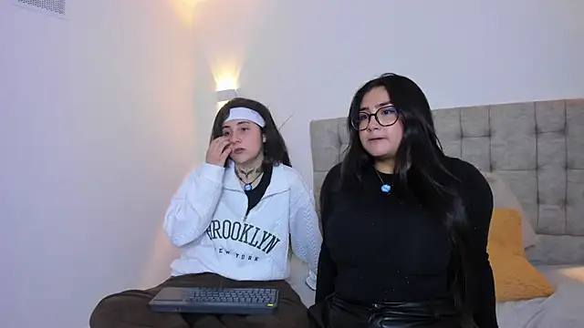 Elisa n Emma online show from April 5, 7:46 pm