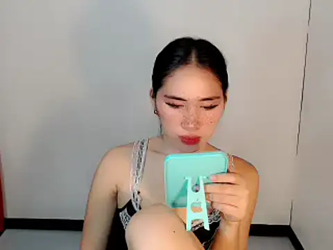 urasiankylie online show from April 25, 8:50 pm