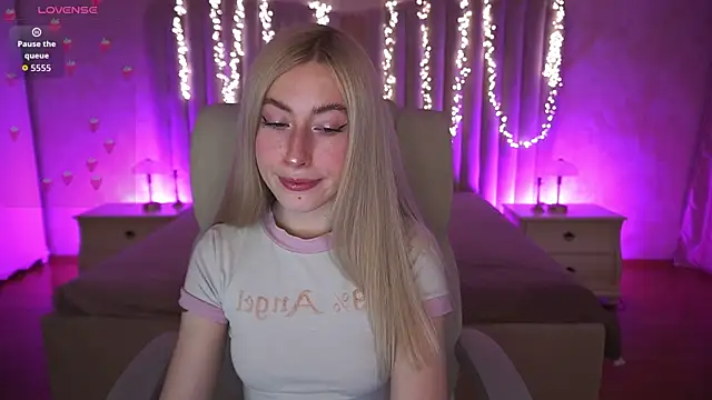 MelaniiePlay online show from April 8, 1:02 pm