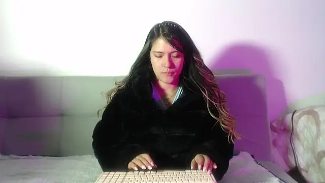 hannajonnes1 online show from July 25, 2:40 am