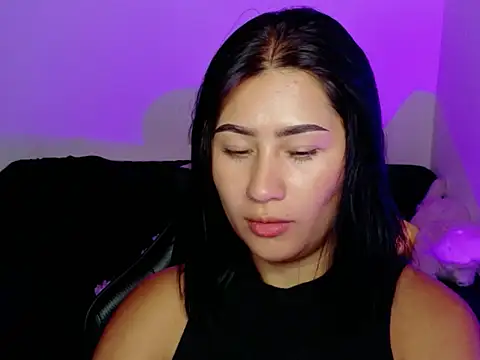 EvelynLeen  online show from July 10, 9:15 pm