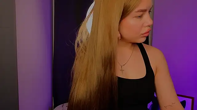 DelenaRines online show from April 19, 7:05 pm