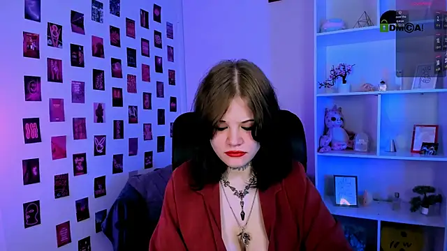 nikki kiss  online show from July 19, 8:49 am