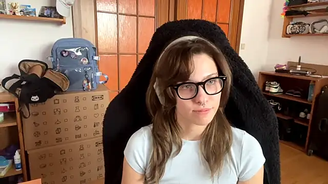 PillowPeachX online show from April 20, 3:48 pm