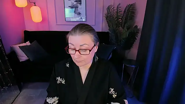 Alexandra Kind online show from April 15, 12:00 am