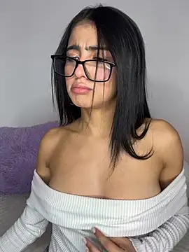 MAIILY MOON online show from May 8, 3:04 pm