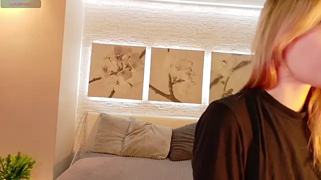 Lina Wi online show from April 22, 8:17 pm