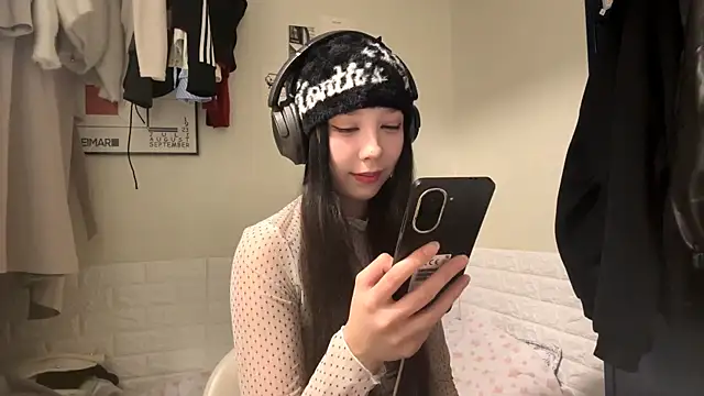 LeonoreCriger online show from April 19, 1:44 pm