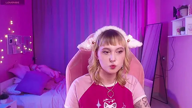 Emma Thomps online show from April 27, 3:09 pm