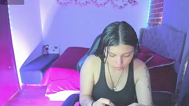 isabella monntolvo online show from April 28, 1:15 pm
