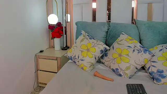 chloe rhoades online show from July 14, 2:01 am