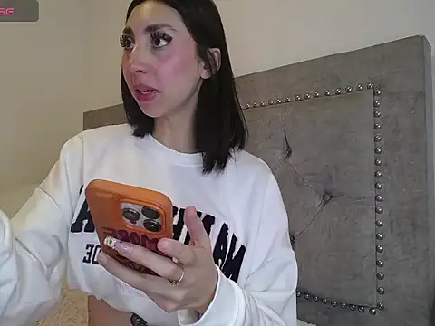 Nicoleee  28 online show from May 22, 3:04 am