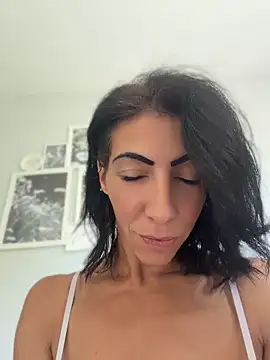Yasmiinee online show from June 6, 1:06 pm