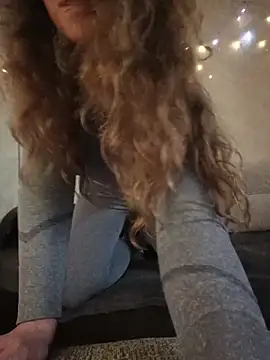 -NicoleSmith- online show from April 30, 2:00 pm