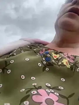 Laura Miillf online show from May 4, 1:26 pm