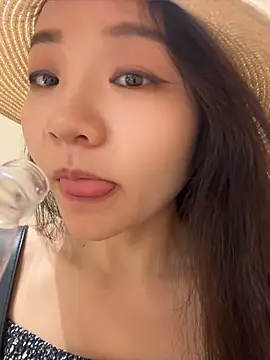 xiaochengzi505 online show from June 26, 7:09 am