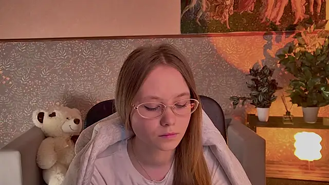 FloraLarsson online show from May 22, 6:55 am
