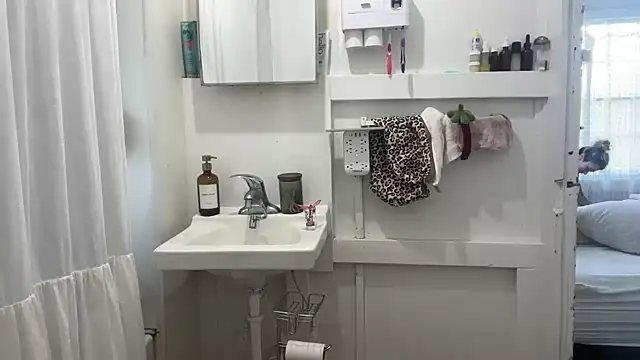 lululawrence online show from May 26, 8:41 pm