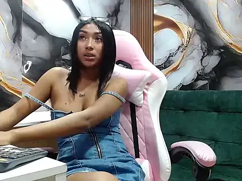 Mia konor06 online show from May 2, 12:19 pm