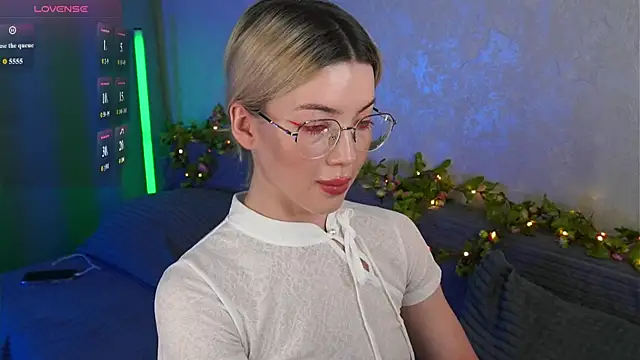 LindaThackerr online show from June 18, 4:14 am