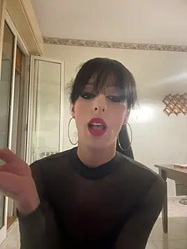 kristal Hetthan online show from May 5, 9:07 pm