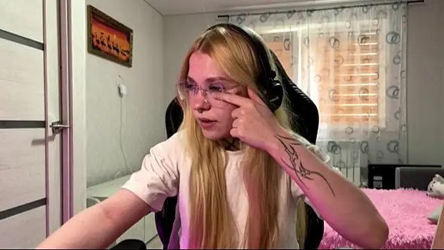 cyber shawtyzzz online show from May 12, 12:01 pm