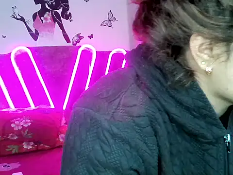 Latinahott1 online show from May 26, 4:01 am