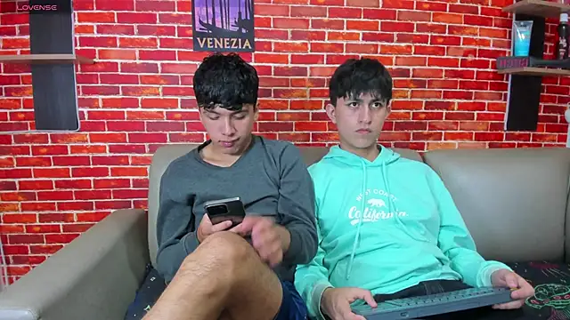 Hoot boyss  online show from May 22, 7:56 pm