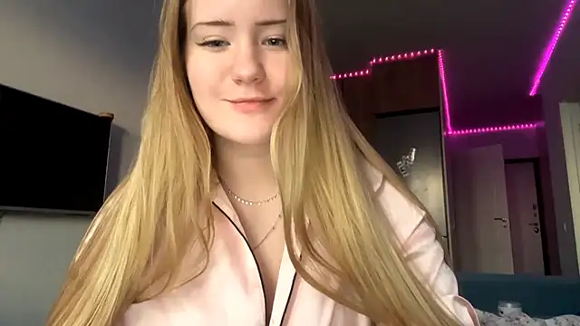 Lisi Kiss  online show from May 17, 5:45 pm