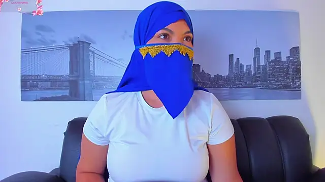 Amira 002 online show from May 22, 1:20 pm
