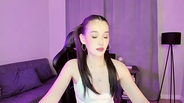 lilly mighty online show from June 29, 5:12 pm