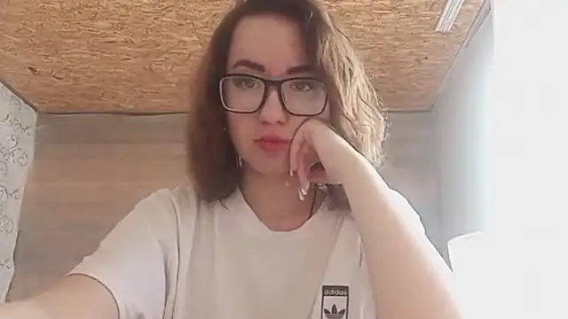 OliviaMoment online show from June 12, 10:23 am