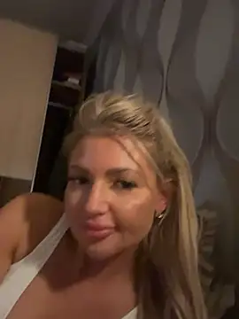 szexicicamica online show from June 6, 7:53 pm