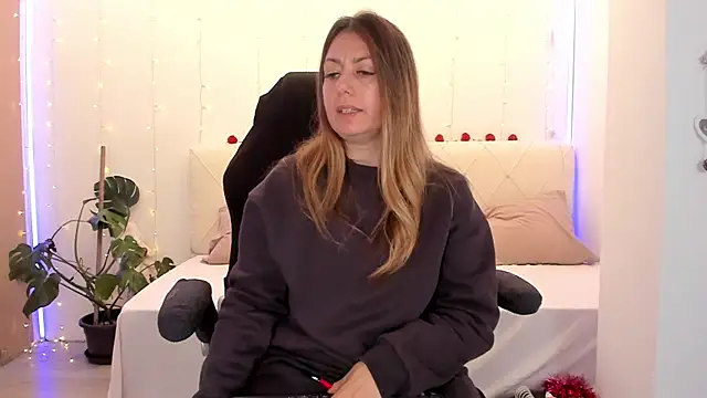 LindaWhite  online show from December 1, 4:31 pm