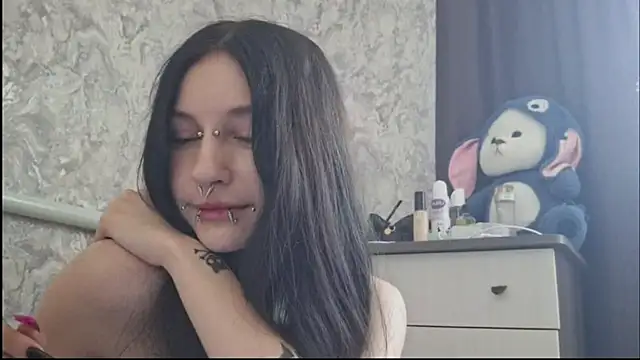 KrissyHiott online show from May 31, 6:19 am