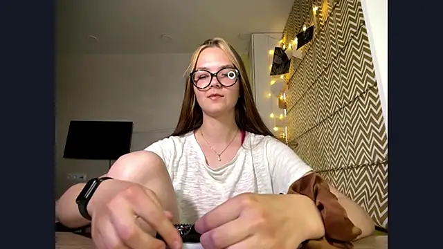 AvrilGillig online show from June 13, 3:53 pm