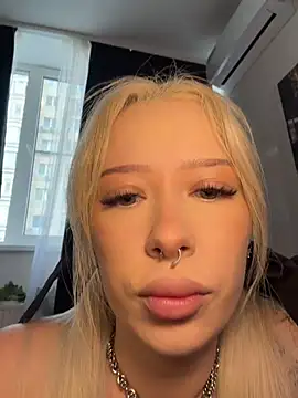 MaryChanXO online show from August 3, 4:05 am