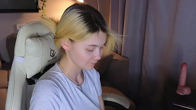 Emily Miu online show from August 4, 10:16 pm