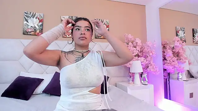 hanna collins  online show from July 9, 2:08 pm