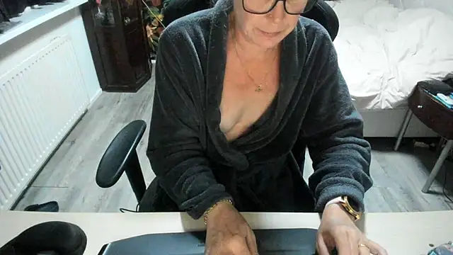 Snapshot of minoesje37 chatting on September 24, 7:57 pm minoesje37 online show from September 24, 7:57 pm